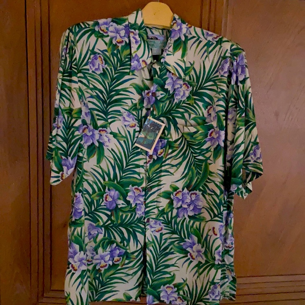 Reyn Spooner with pocket—100% spun Rayon- perfect for cruising or a luau.